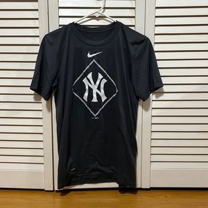 Men’s small yankee drift tshirt